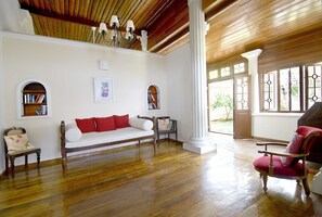 Lobby sitting area - Pointe Sud (Kamburugamuwa)