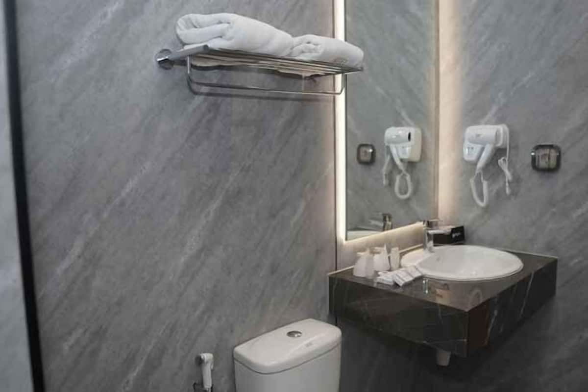 Bathroom | Shower, free toiletries, soap, shampoo