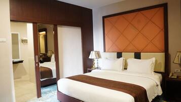 Family Suite | Bathroom | Shower, free toiletries, towels