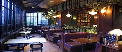 2 restaurants, breakfast, lunch served; local and international cuisine