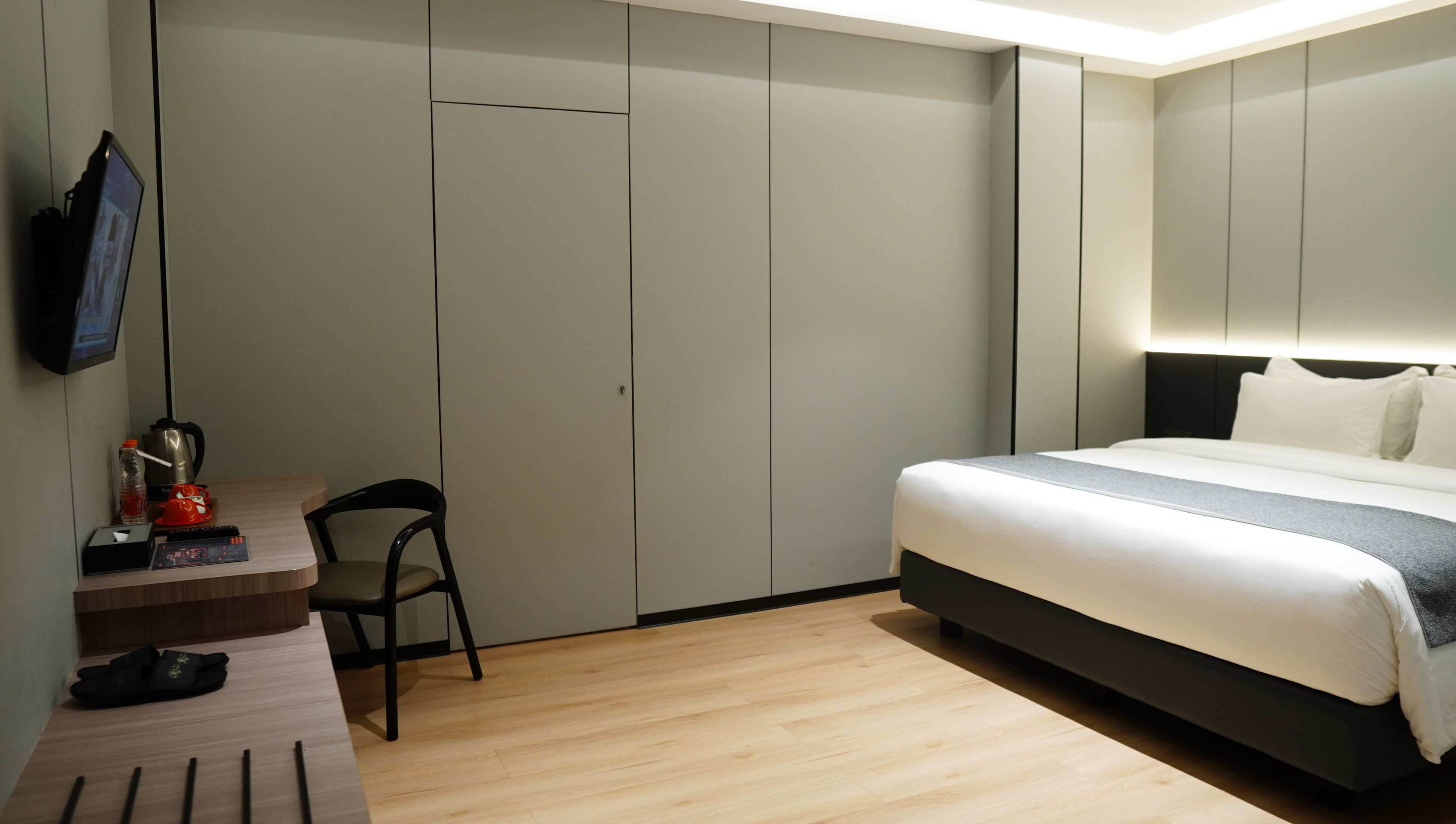 Desk, free WiFi, bed sheets