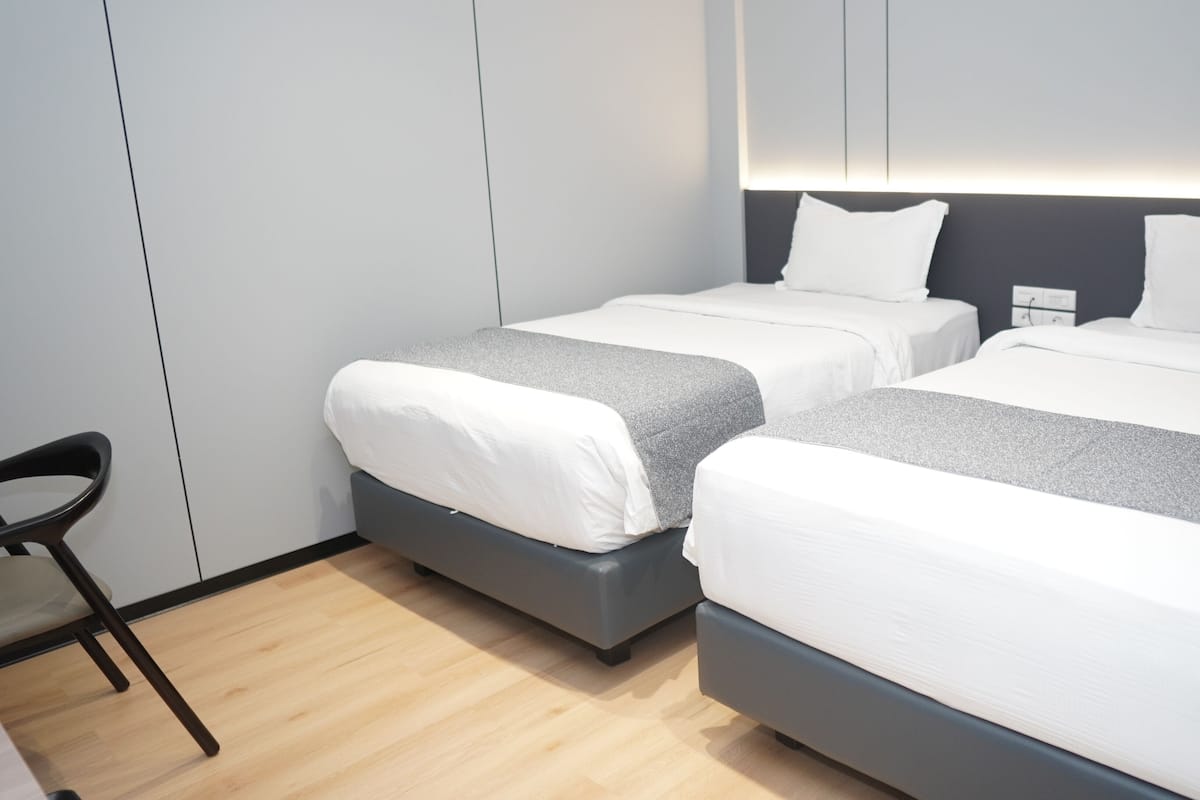 Chambre supérieure avec lits jumeaux | Bureau, espace de travail pour ordinateurs portables
