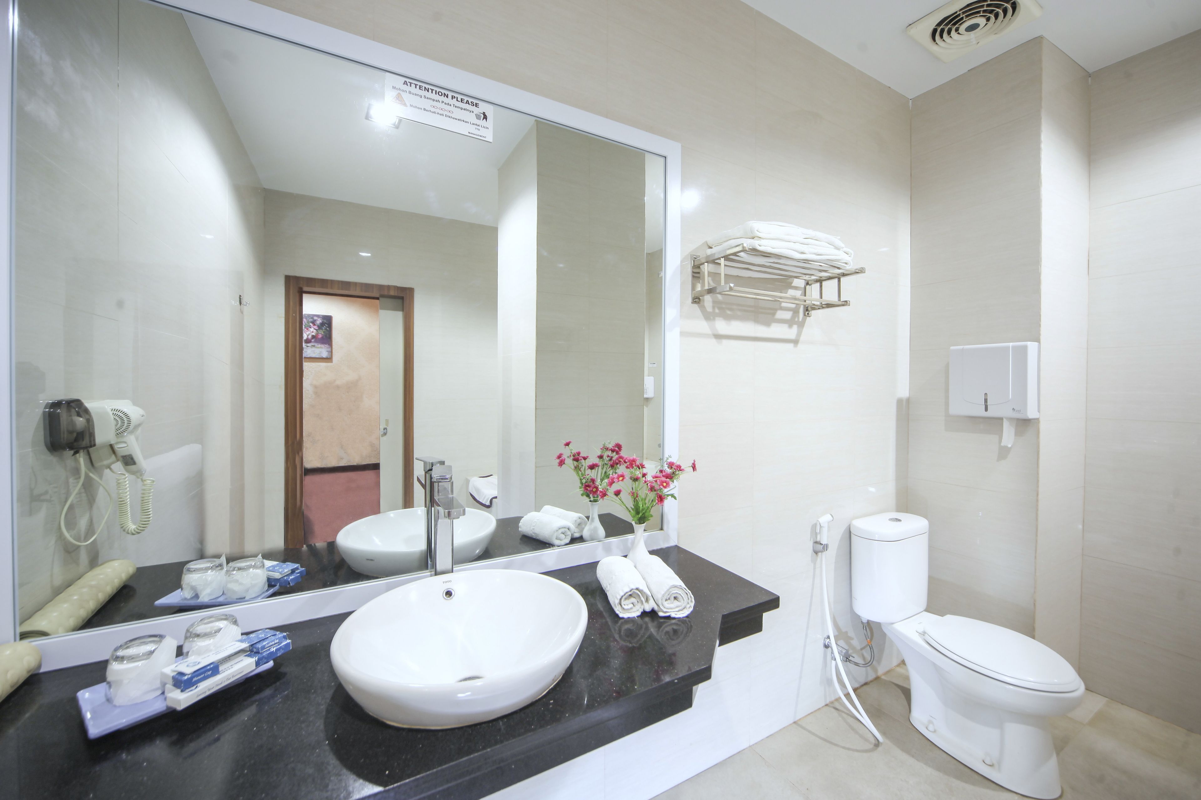 Shower, free toiletries, towels