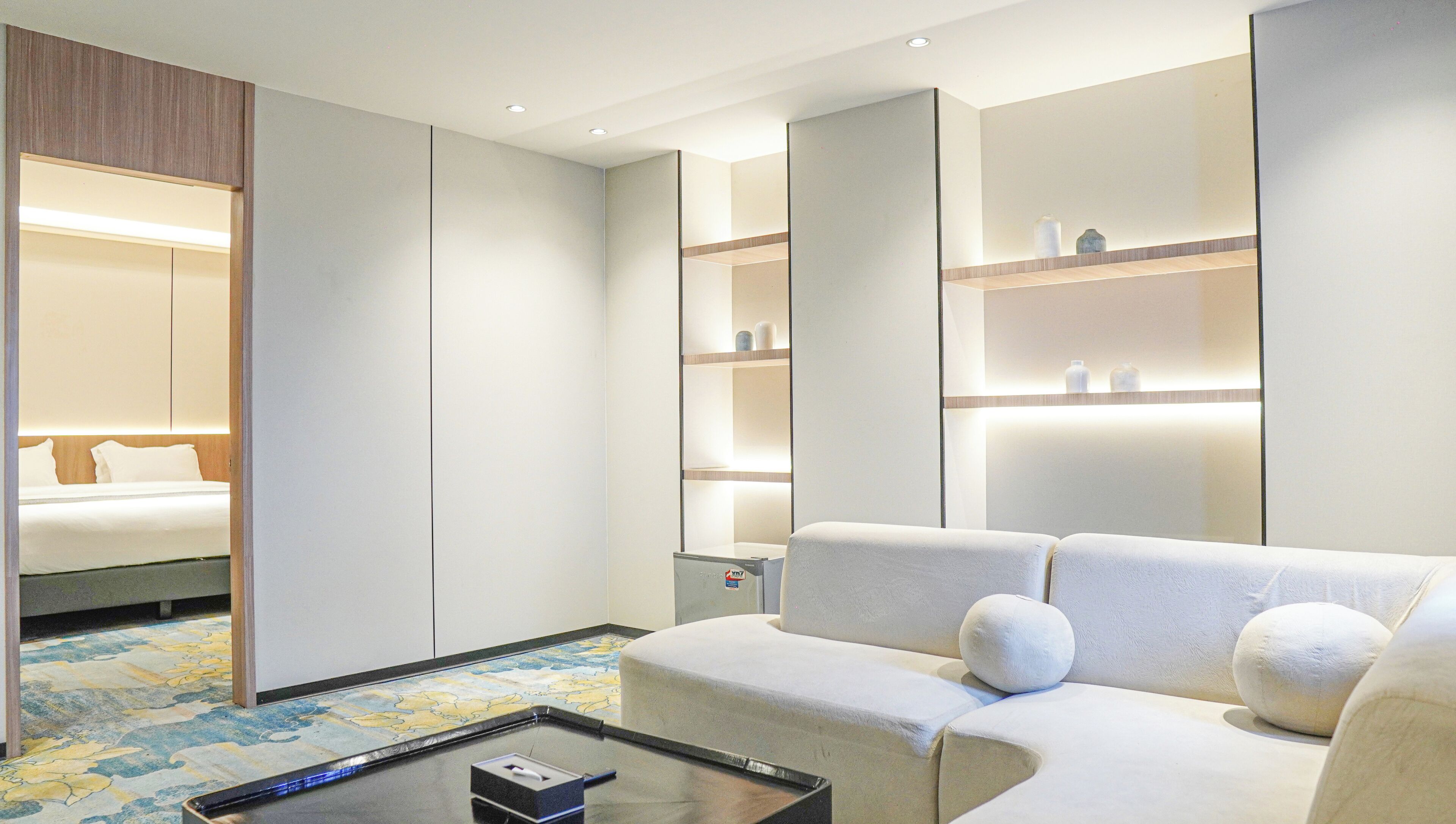 Luxury Suite, 1 King Bed | Living area
