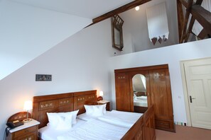 スーペリア シングルルーム | デスク、ベビーベッド (無料)、可動式ベッド、WiFi (無料)