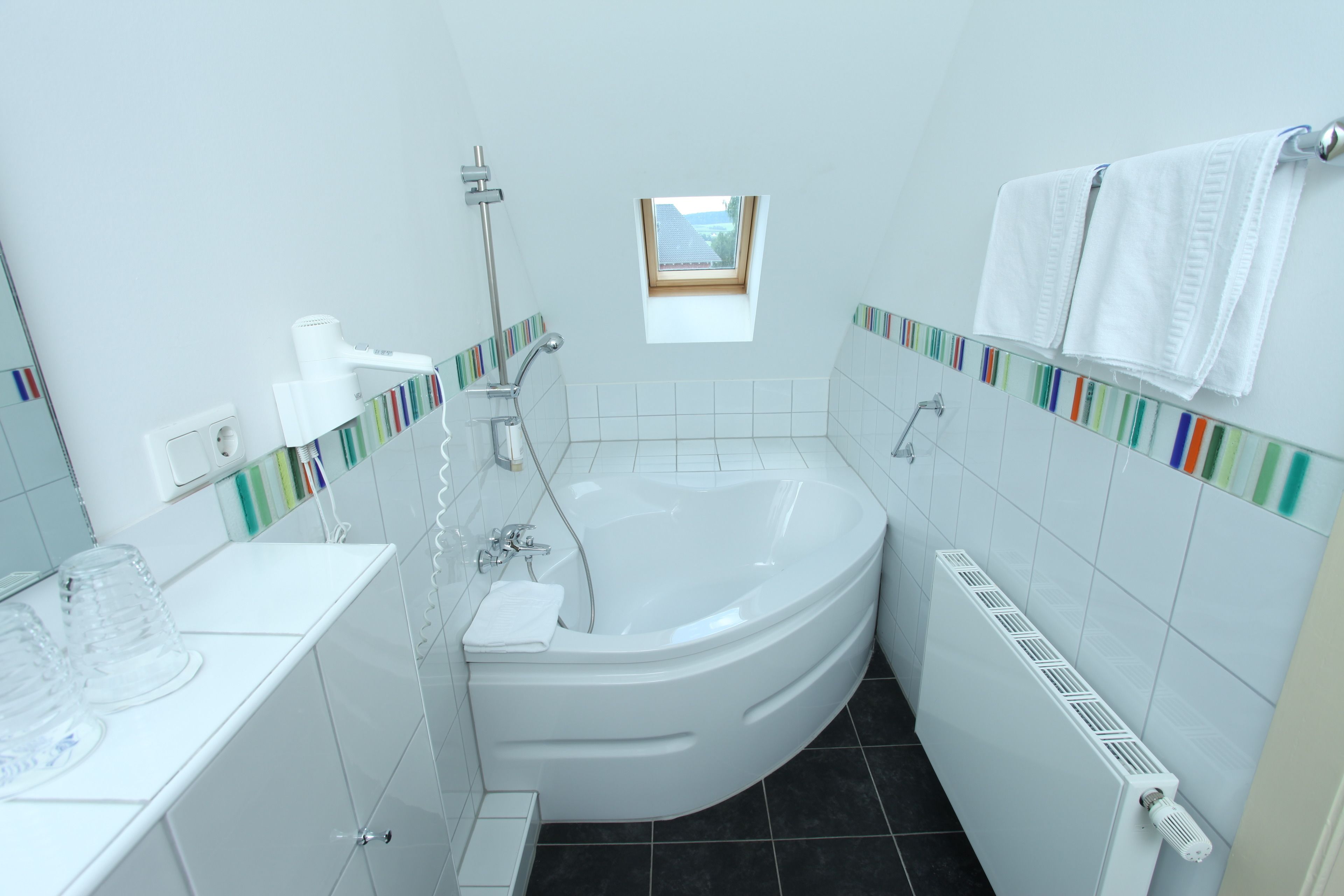 Superior Single Room | Bathroom | Free toiletries, hair dryer, towels