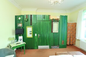 Kamar Double atau Twin Comfort | Meja kerja, tempat tidur bayi gratis, dan tempat tidur lipat/tambahan