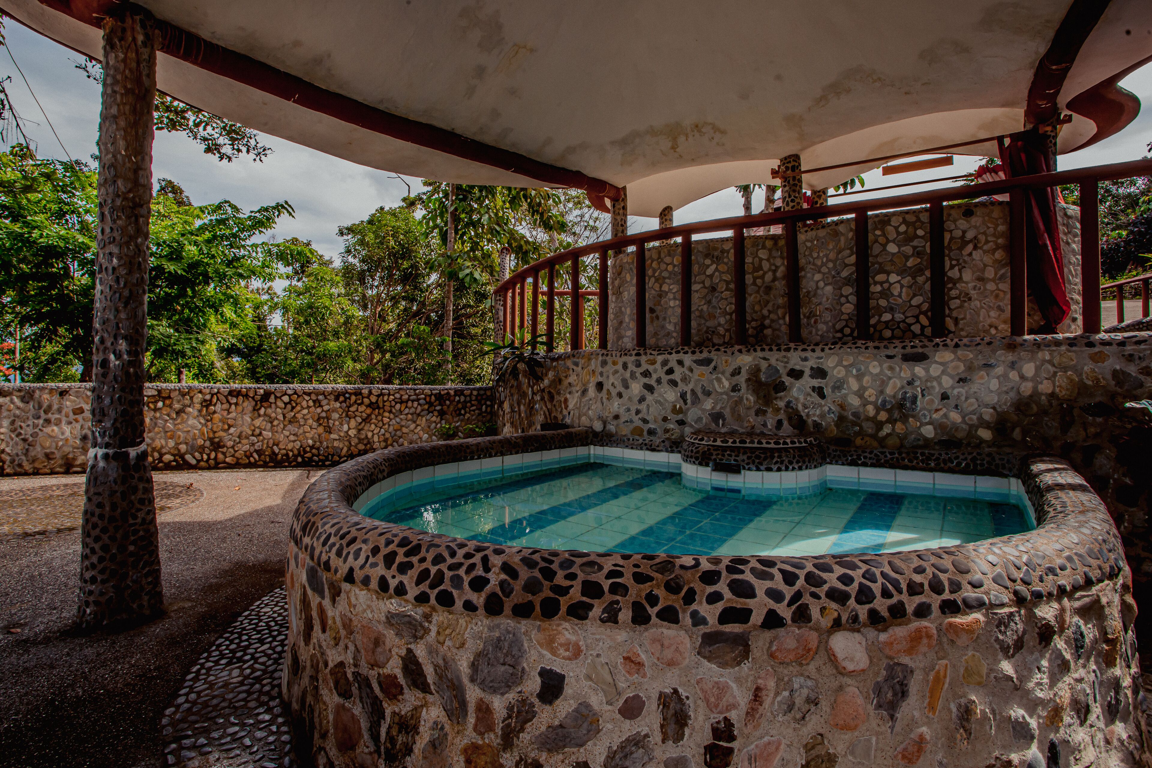 室外游泳池，07:00 至 19:00 开放，日光浴躺椅