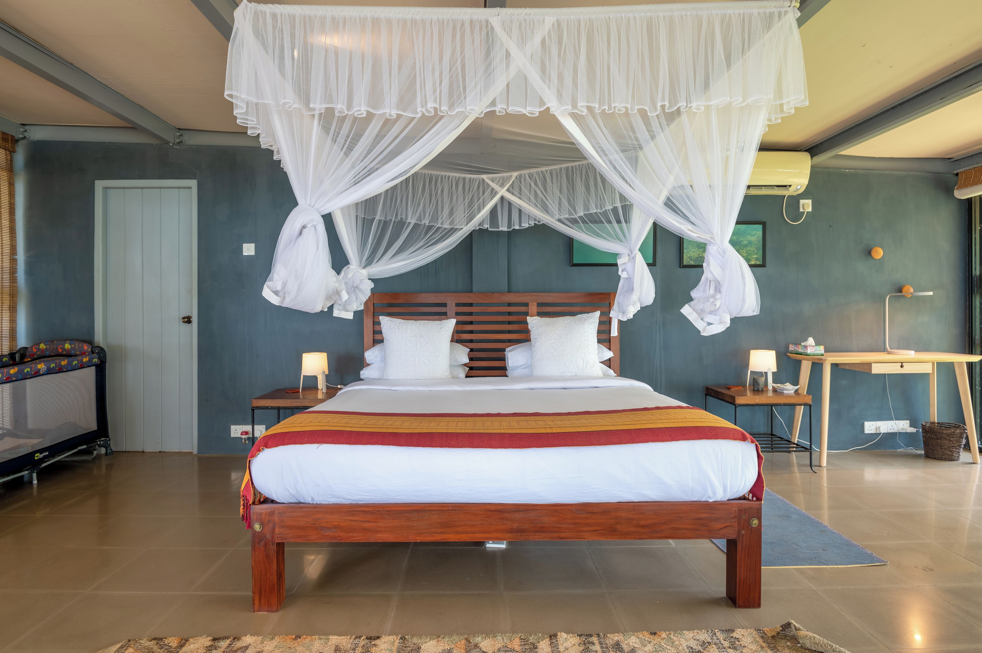 3 Schlafzimmer, Schreibtisch, Bügeleisen/Bügelbrett
