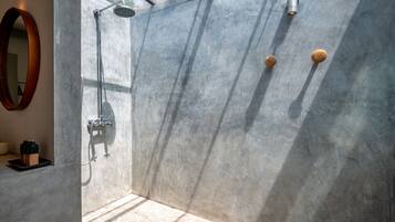 Shower, rainfall showerhead, free toiletries, hair dryer
