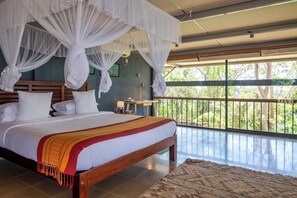 3 habitaciones, escritorio, tabla de planchar con plancha y wifi gratis