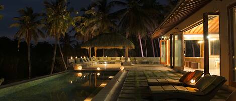 Piscine extérieure, piscine avec cascade