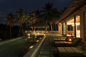 Outdoor pool, a waterfall pool - Kumara (Weligama)