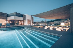 Outdoor pool, pool umbrellas, sun loungers