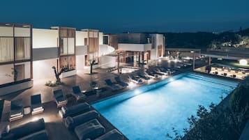 Außenpool, Sonnenschirme, Liegestühle