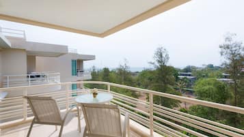 2 Bedroom Pool View | Een bureau, verduisterende gordijnen, wifi