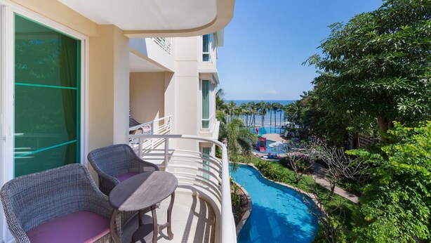 3 Bedroom Pool View | 陽台