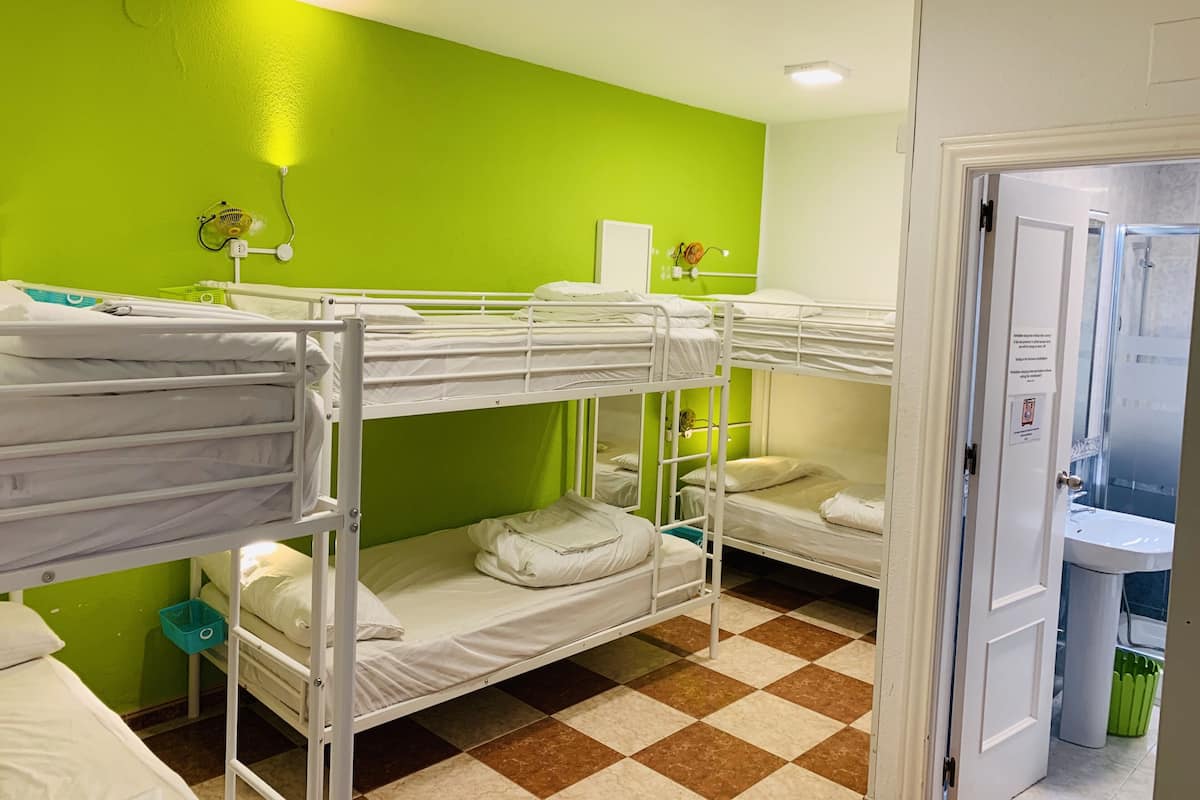 Dormitorio condiviso Classic, dormitorio misto, bagno privato (Bed in 6-Bed Mixed Dormitory Room ) | Una cassaforte in camera, tende oscuranti, Wi-Fi gratuito, lenzuola