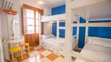 Standard Shared Dormitory, Private Bathroom (4 camas) | In-room safe, blackout curtains, free WiFi, bed sheets