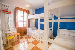 標準共用宿舍, 私人浴室 (4 camas) | 客房內保險箱、遮光布/窗簾、免費無線上網、床單