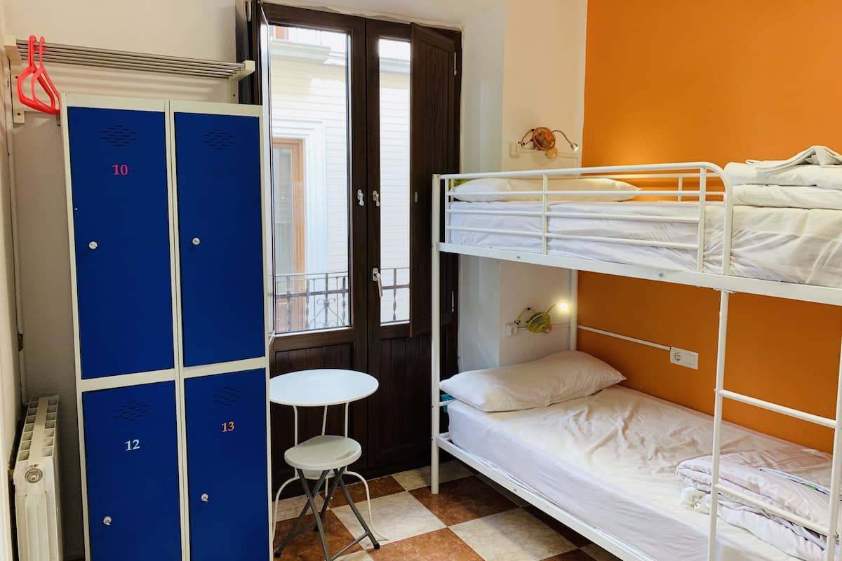 Dormitorio condiviso Standard, bagno privato (4 camas) | Una cassaforte in camera, tende oscuranti, Wi-Fi gratuito, lenzuola
