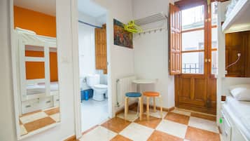 Dormitorio compartido estándar, baño privado (4 camas) | Caja fuerte, cortinas opacas, wifi gratis y ropa de cama