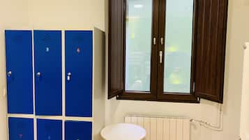 Cama en habitación mixta compartida de 6 camas con baño privado | Caja fuerte, cortinas opacas, wifi gratis y ropa de cama