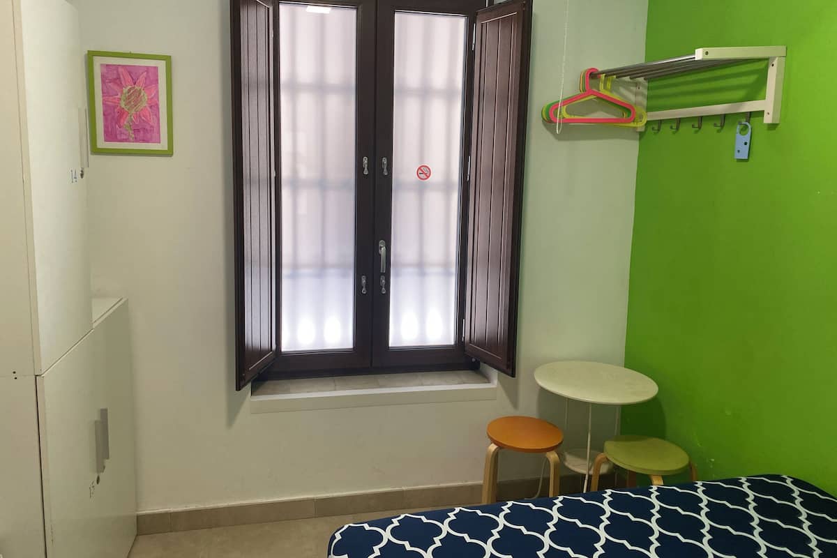 Doppia Comfort, bagno condiviso | Una cassaforte in camera, tende oscuranti, Wi-Fi gratuito, lenzuola