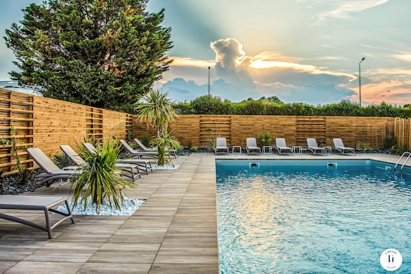 Piscina externa sazonal, funciona das 9h às 21h, espreguiçadeiras