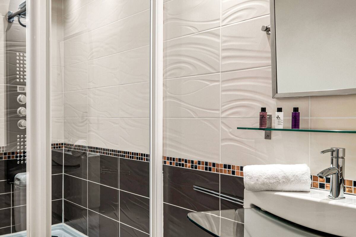 superior room, 1 double bed | bathroom | free toiletries, hair dryer, towels, soap