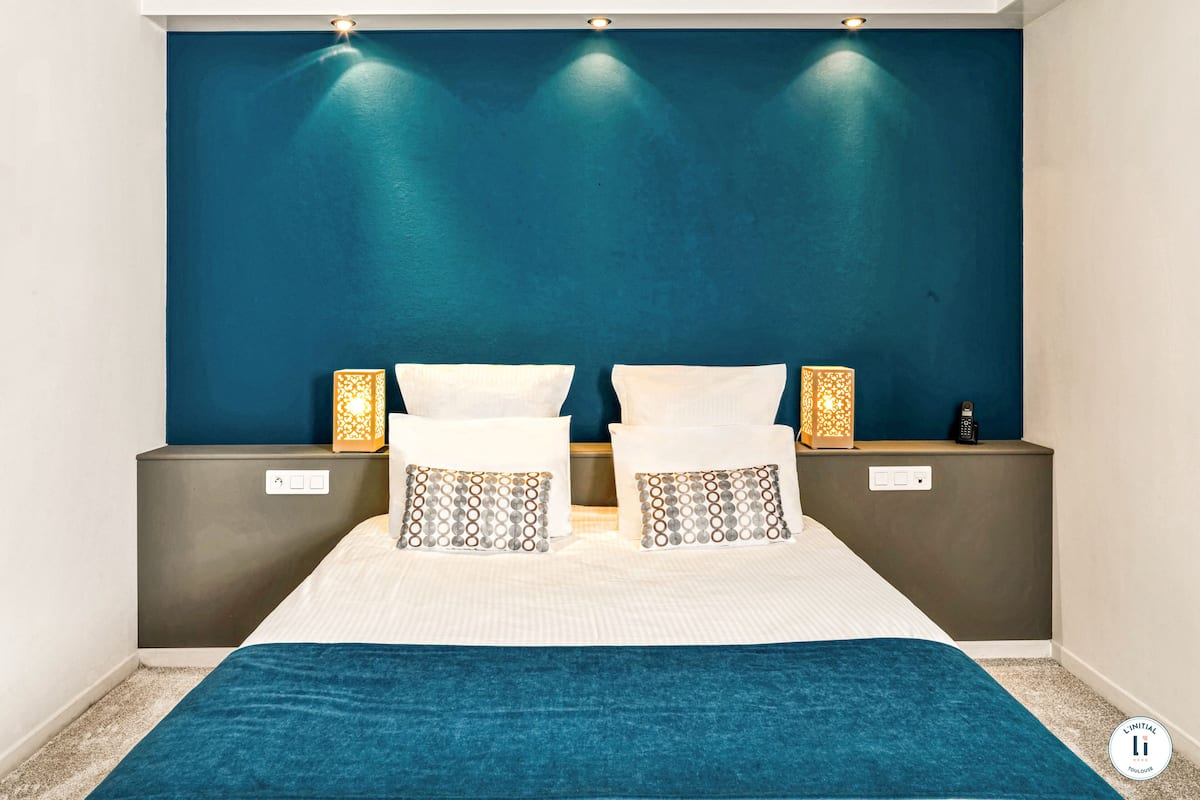 Standard Room, 1 Double Bed | In-room safe, desk, laptop workspace, blackout drapes