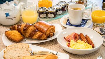 Petit déjeuner continental (15 EUR par personne)