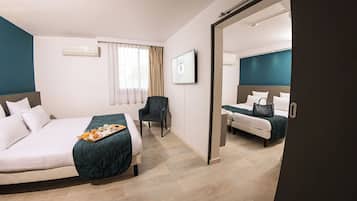 Habitación familiar, varias camas | Caja fuerte, escritorio, espacio para trabajar con un portátil