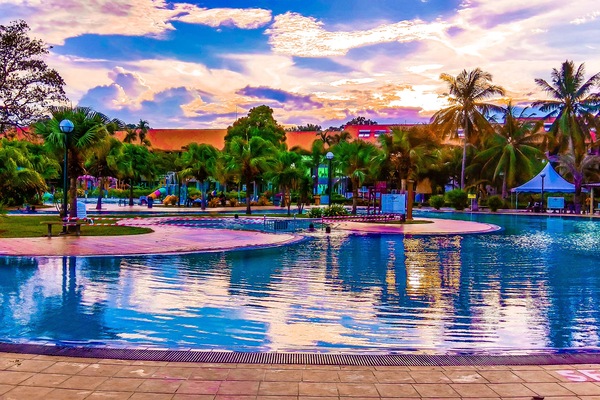 4 outdoor pools