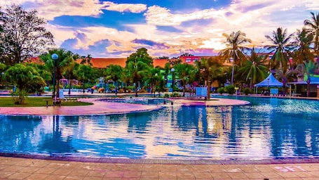 4 outdoor pools. De Rhu Beach Resort