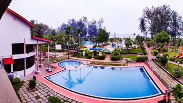 4 outdoor pools