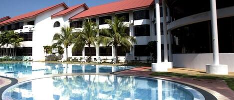 4 piscinas al aire libre