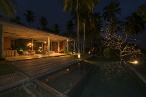 A modern house with a pool, outdoor seating, and palm trees. - Walatta House (Morakatiyara)