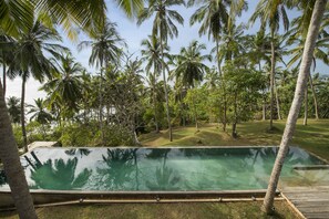 Outdoor pool, an infinity pool - Walatta House (Morakatiyara)