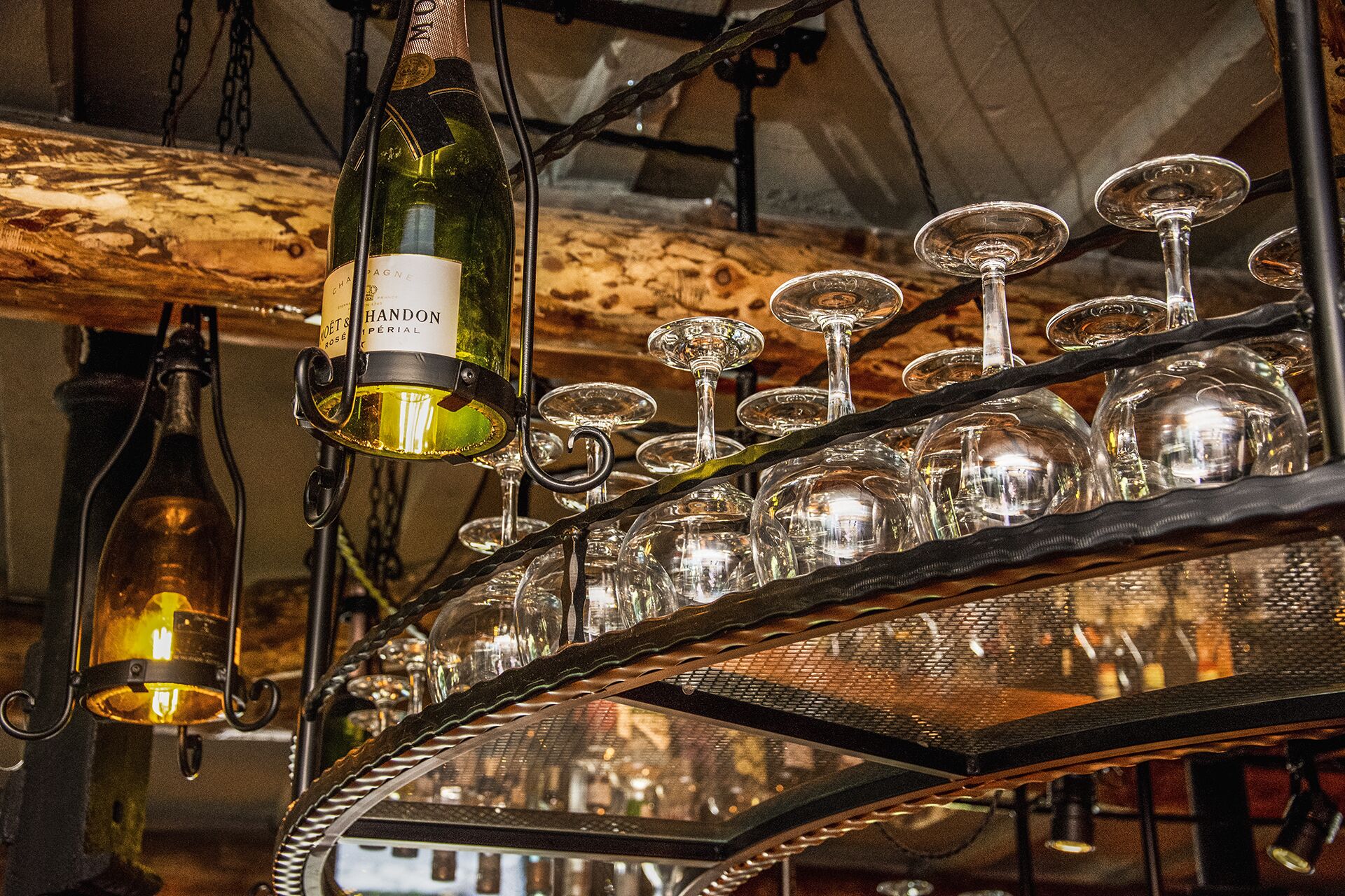 Una botellera con varias copas y botellas de vino.