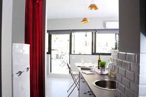 全景頂樓客房 (Top of the world! #09) | 私人廚房 | 電冰箱、微波爐、烤箱、爐台