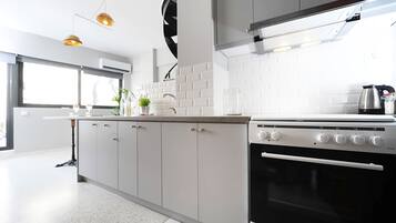 Panoramic Penthouse (Top of the world! #09) | Private kitchen | Fridge, microwave, oven, stovetop