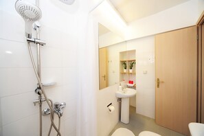 Panoramic Penthouse (Top of the world! #09) | Bathroom | Shower, rainfall showerhead, free toiletries, hair dryer - Live in Athens, Psyrri Central Apartments (Athens)