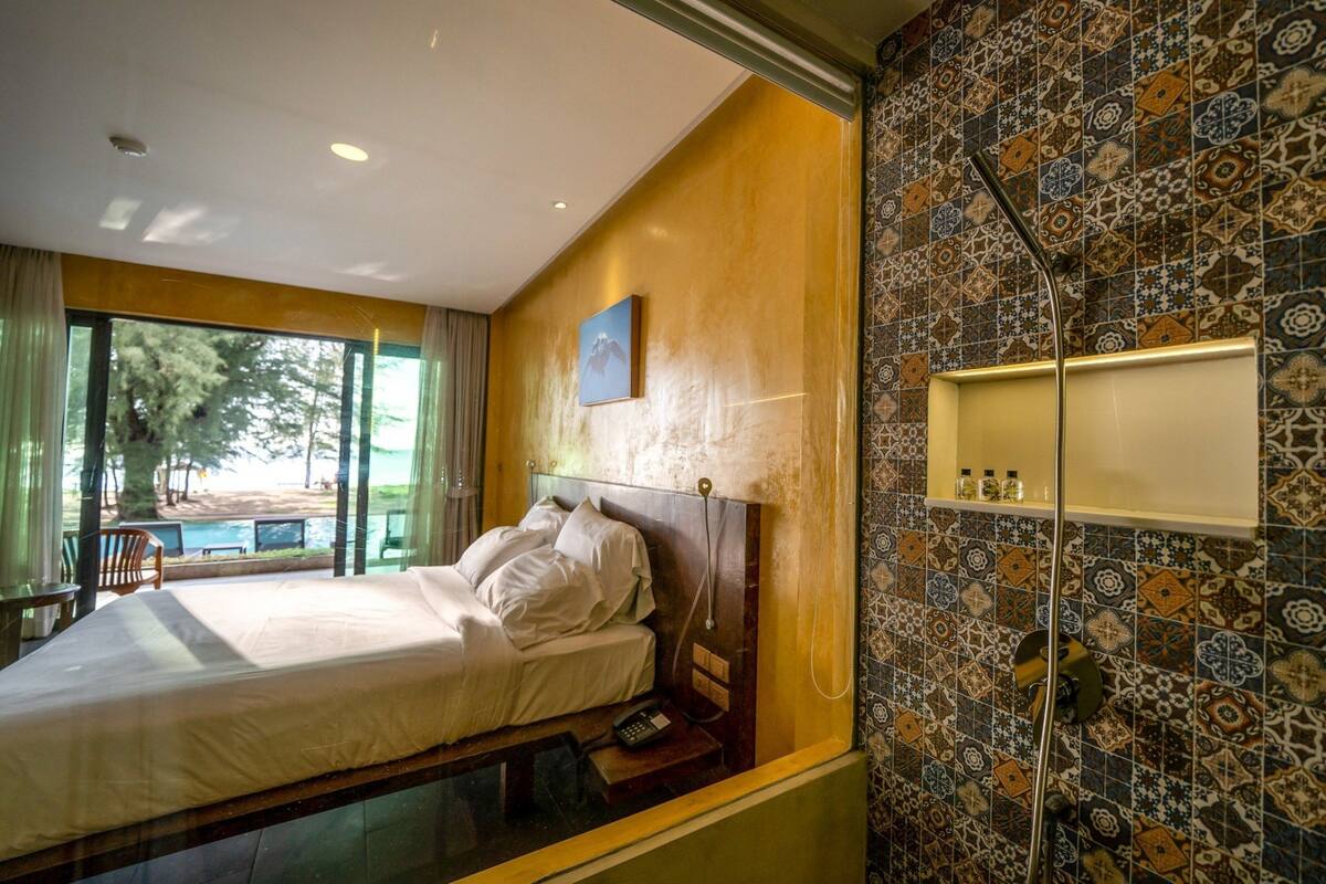 Kamer | Een minibar, een kluis op de kamer, een bureau, verduisterende gordijnen