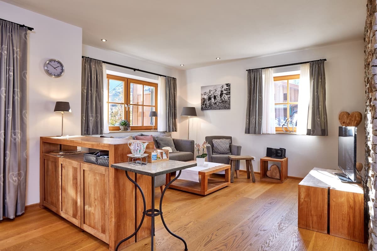 Appartement panoramique, 2 chambres, accessible aux personnes Ă mobilitĂ© rĂ©duite, rez-de-chaussĂ©e | Aire de sĂ©jour | TĂ©lĂ©viseur Ă Ă©cran plat, lecteur de DVD, station dâaccueil pour iPod