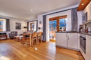 Panoramic Apartment, 1 Bedroom, Allergy Friendly, Garden Area | In-room dining - Ferienwohnungen Zugspitze (Grainau)