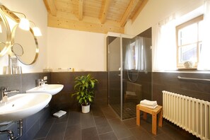 Panorama-lejlighed - 1 soveværelse - allergivenligt - bjergudsigt | Badeværelse | Bruser, brusehoved med spredningseffekt, miljøvenlige toiletartikler