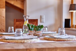 Panoramic Apartment, 2 Bedrooms, Mountain View, Garden Area | In-room dining - Ferienwohnungen Zugspitze (Grainau)