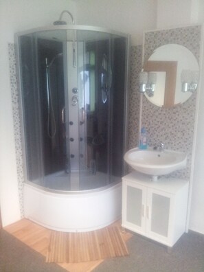Klassiek appartement, 2 slaapkamers | Badkamervoorzieningen | Een douche, handdoeken