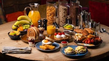 Un bufé de desayuno con diversas opciones de comida y bebidas.